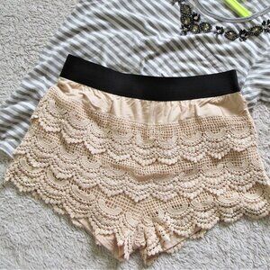 sz L new UMGEE tiered lace shorts chrochet NWOT